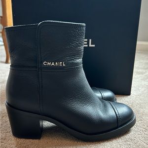 Beautiful Chanel ankle boots - size 38.5.